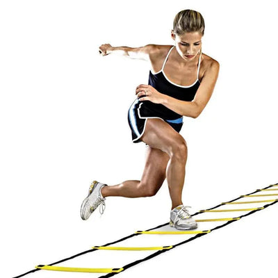 Frau nutzt hochwertige Agility Trainingsleiter zur Verbesserung von Schnelligkeit und Reaktion