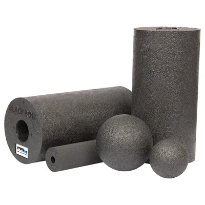 Schwarze Foam-Roller und Bälle im Blackroll Massage-Set für Ganzkörper Faszien-Training