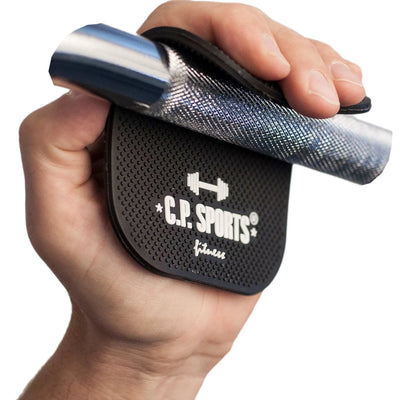 Hand, die eine Griffpolster mit rutschfesten Noppen in unterschiedlichen Farben beim sicheren Training hält