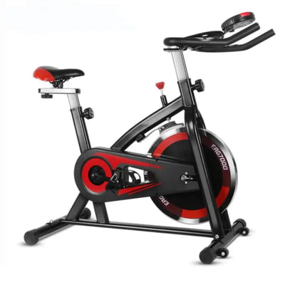 Indoor speedbike mit roten Akzenten und integriertem digitalen Display für effektives Fitness-Training