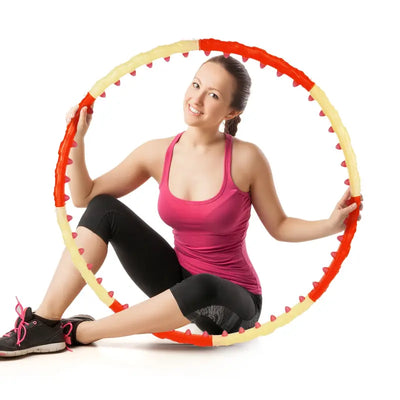 Lächelnde Frau mit Hula Hoop Reifen Premium für Hula Hooping Trainingsbuch