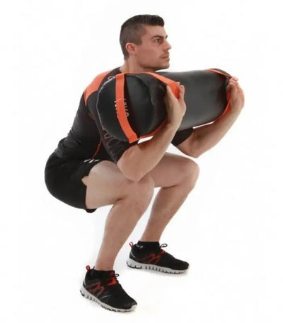 Mann squat mit Power Bag Befüllt, hochsitzigen Powerbag, funktionelles Krafttraining, bruchsicherer Griff