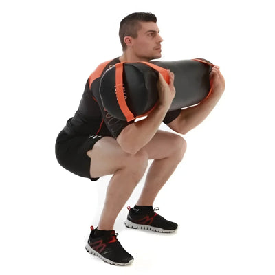 Mann squat mit Power Bag Befüllt, hochsitzigen Powerbag, funktionelles Krafttraining, bruchsicherer Griff