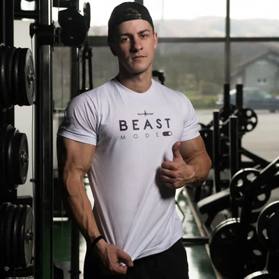 Muscularer Mann im Sport-Knight Herren Fitness T-Shirt mit Beast Mode Aufdruck und Sport-Knight Logo