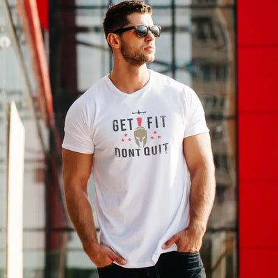 Weißes Fitness T-Shirt mit Get Fit Don’t Quit Grafik und Sport-Knight® Logo