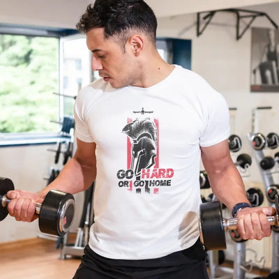 Man trägt das Sport-Knight® Fitness T-Shirt mit sport-knight® Logo im Slim-Fit Schnitt