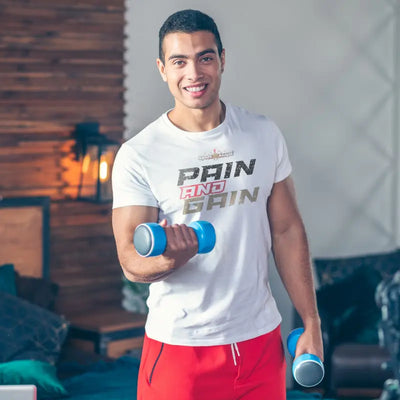 Man hält Dumbbells in Sport-Knight® Fitness T-Shirt mit schriftzug Pain und Sport-Knight Logo