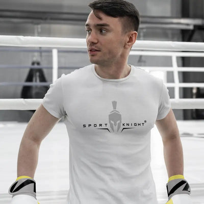 Weißes Herren Fitness T-Shirt mit Sport König ® Logo im Slim Fit Design