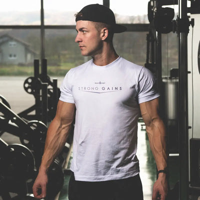 White sport-knight® T-Shirt mit schriftzug strong gains, aussagekräftigen farben und logo