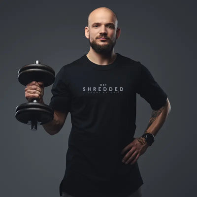 Mann mit Dumbbell trägt Sport-Knight® Herren Oversize T-Shirt mit Schriftzug Get Shredded