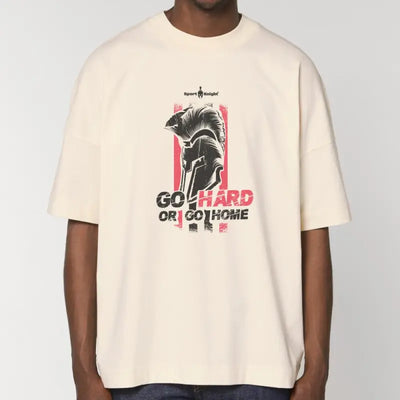 Creamfarbenes Herren Oversize T-Shirt mit schriftzug go hard und Sport-Knight® Logo
