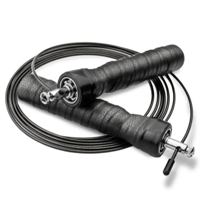 Schwarzes Springseil Speed Rope mit ergonomischen Griffen und Tragetasche