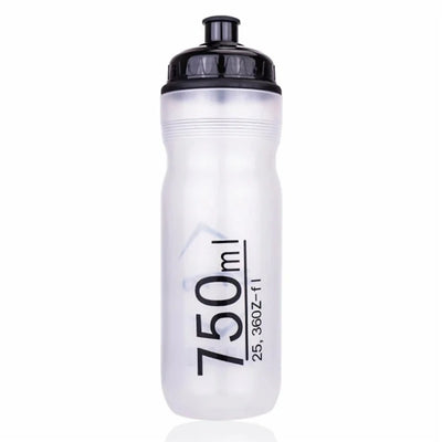 Transparente Sportflasche mit schwarzem Deckel, ergonomisches Design, perfekt für Fahrradhalterungen